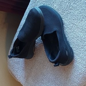 Skechers. Size 7.5....for wider feet.